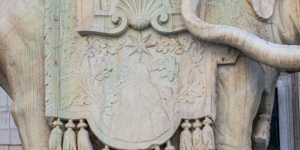 Seis montes y estrella de ocho puntas del escudo de los Chigi en el monumento del elefante de Bernini