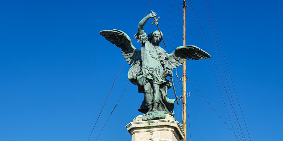 Estatua de bronce del arcángel Miguel en la cima del castillo de Sant’Angelo, Roma