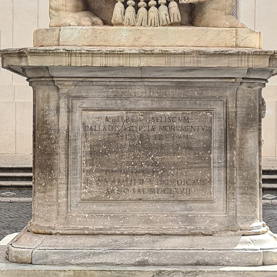 Inscripción latina en el pedestal del elefante y el obelisco de Bernini