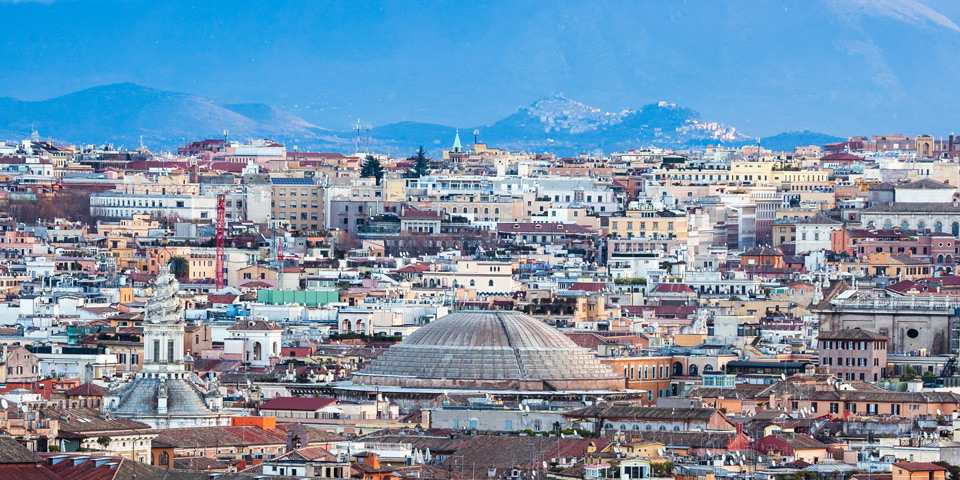 Cúpula del Panteón entre los tejados del centro de Roma vista desde el mirador del Janículo