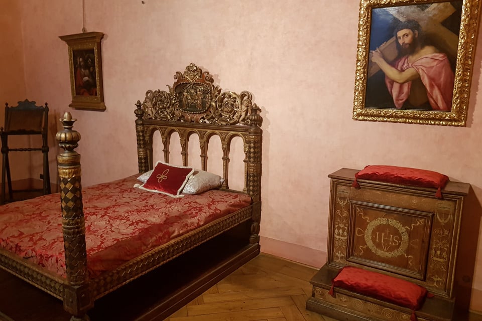 Dormitorio papal y cama del papa Pablo III en el interior del castillo de Sant’Angelo, Roma