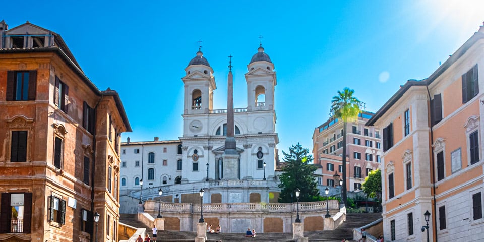 Iglesia Trinita dei Monti en Roma cerca de la Plaza de España