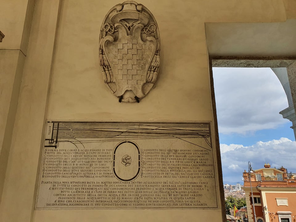 Mapa de mármol de 1720 sobre los derechos de agua del Acqua Vergine y la distribución de tuberías de plomo, instalado en la pared de la fuente del Acqua Paola, Roma