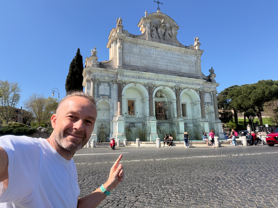 Artur Jakucewicz frente a la Fontana dell'Acqua Paola en la colina del Janículo, Roma