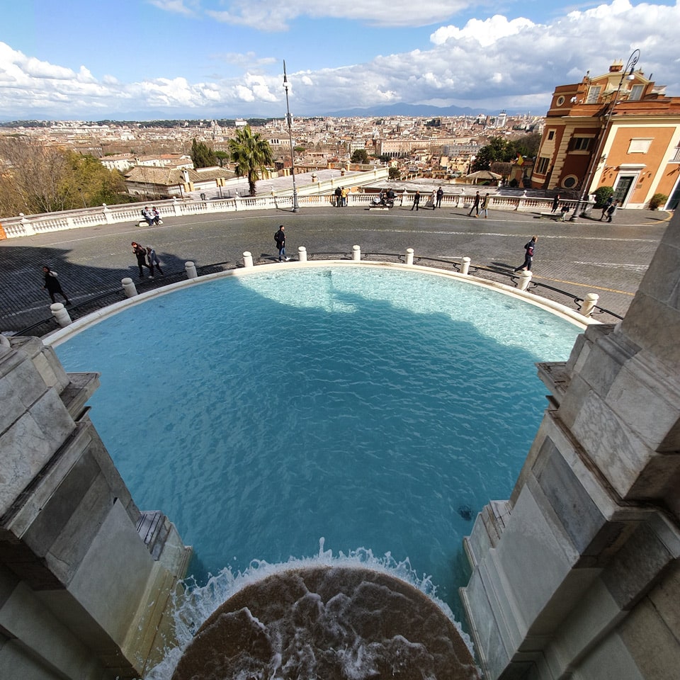 Vista de la pila semicircular de 1690 de la fuente del Acqua Paola desde el interior de uno de sus nichos, Roma