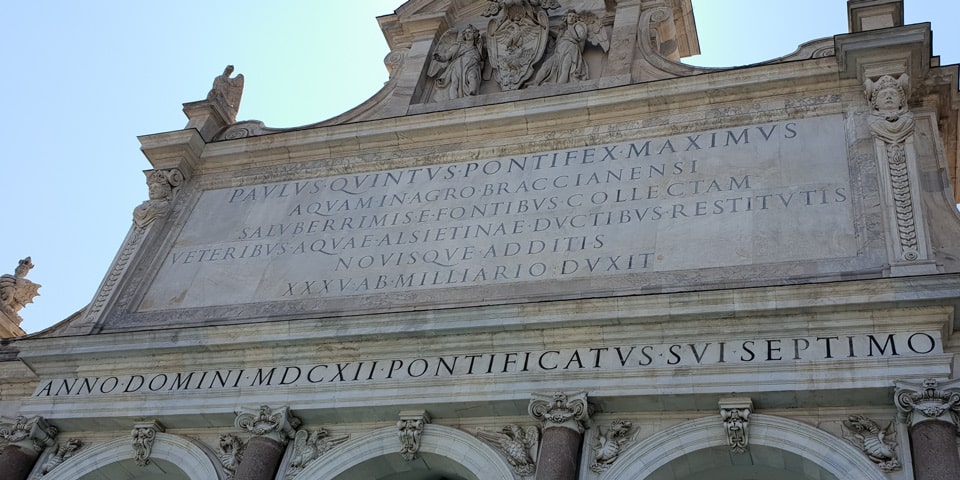 Inscripción dedicatoria en latín de la Fontana dell'Acqua Paola, que atribuye la obra al Aqua Alsietina e incluye la fecha de 1612, Roma