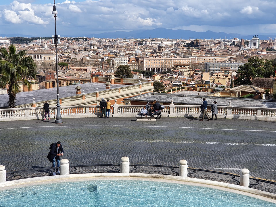 Fontana dell'Acqua Paola y terraza panorámica en la colina del Janículo
