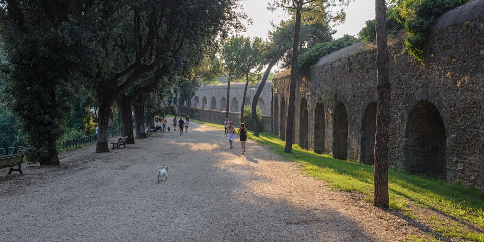 Corredores junto a las arcadas del Acquedotto Traiano-Paolo en Villa Doria Pamphilj
