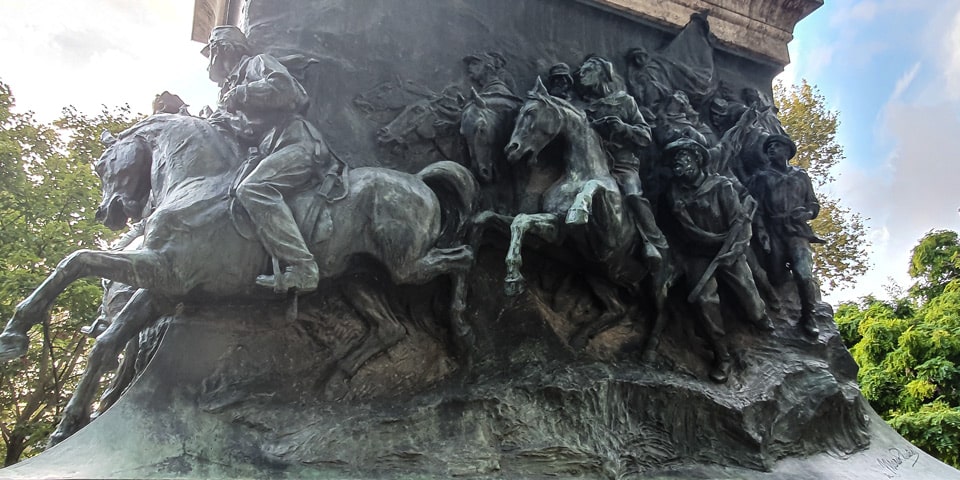 Combatientes republicanos a caballo en un relieve del monumento a Anita Garibaldi