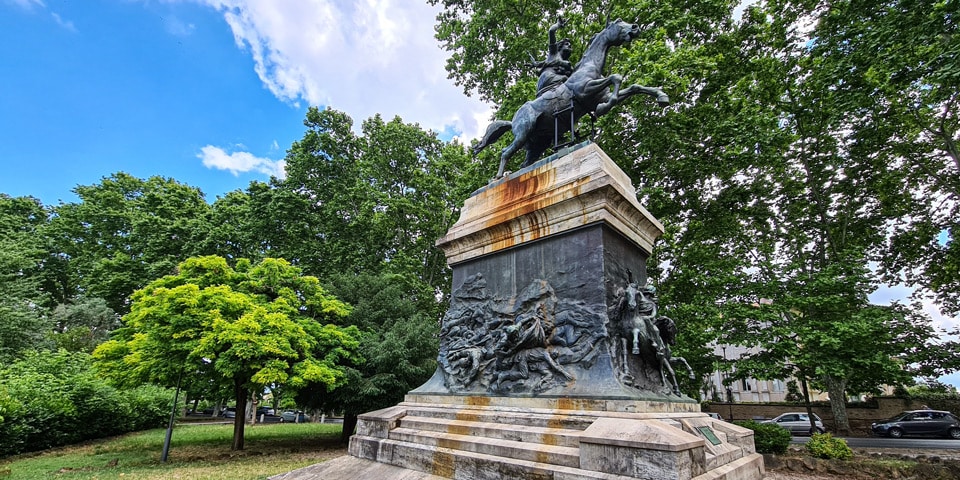 Vista completa del monumento ecuestre a Anita Garibaldi, con el caballo encabritado y el pedestal cubierto de relieves en Roma