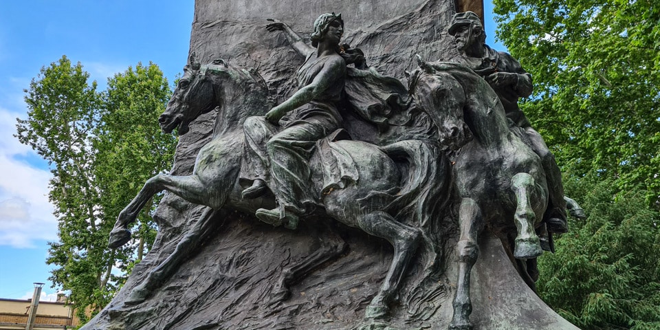Relieve de bronce que muestra a Anita Garibaldi a caballo al frente de los combatientes republicanos en Curitibanos