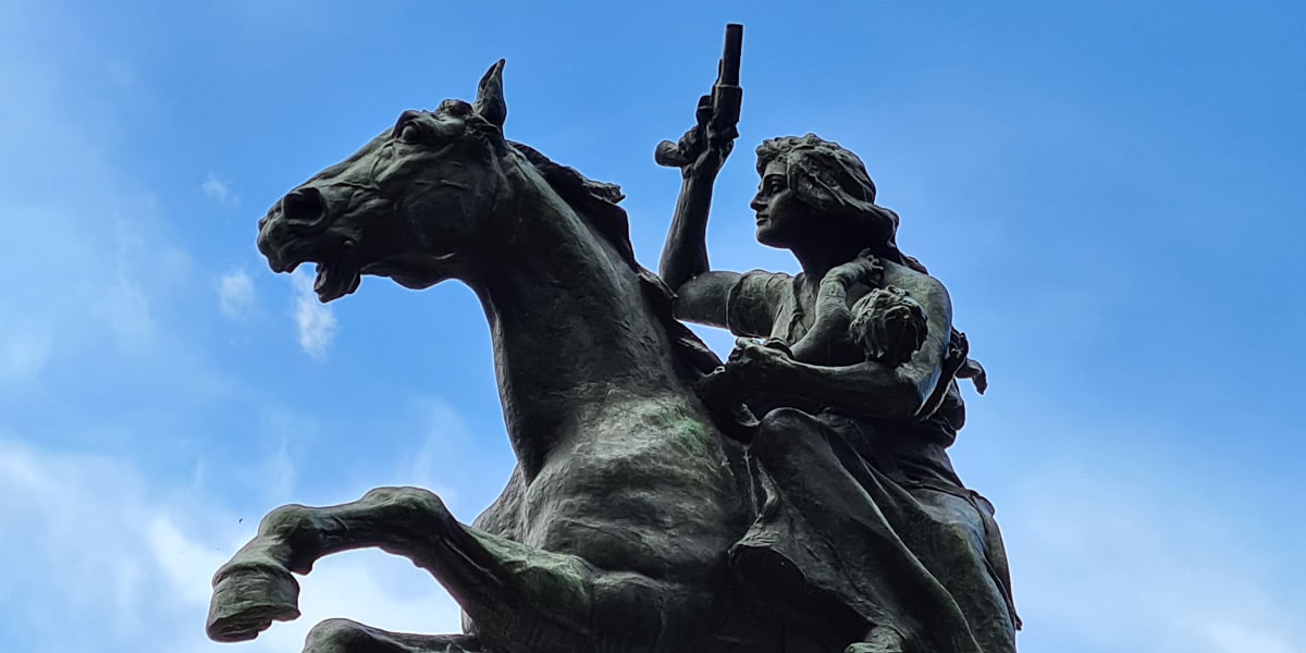 Monumento a Anita Garibaldi con una pistola y su hijo pequeño en la colina del Janículo, Roma