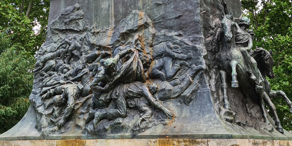 Relieve de bronce que muestra a Anita Garibaldi buscando entre los combatientes caídos después de la batalla de Curitibanos