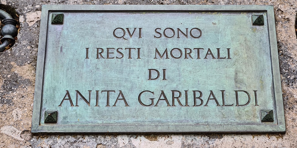 Inscripción de bronce que señala los restos mortales de Anita Garibaldi dentro de su monumento en el Janículo