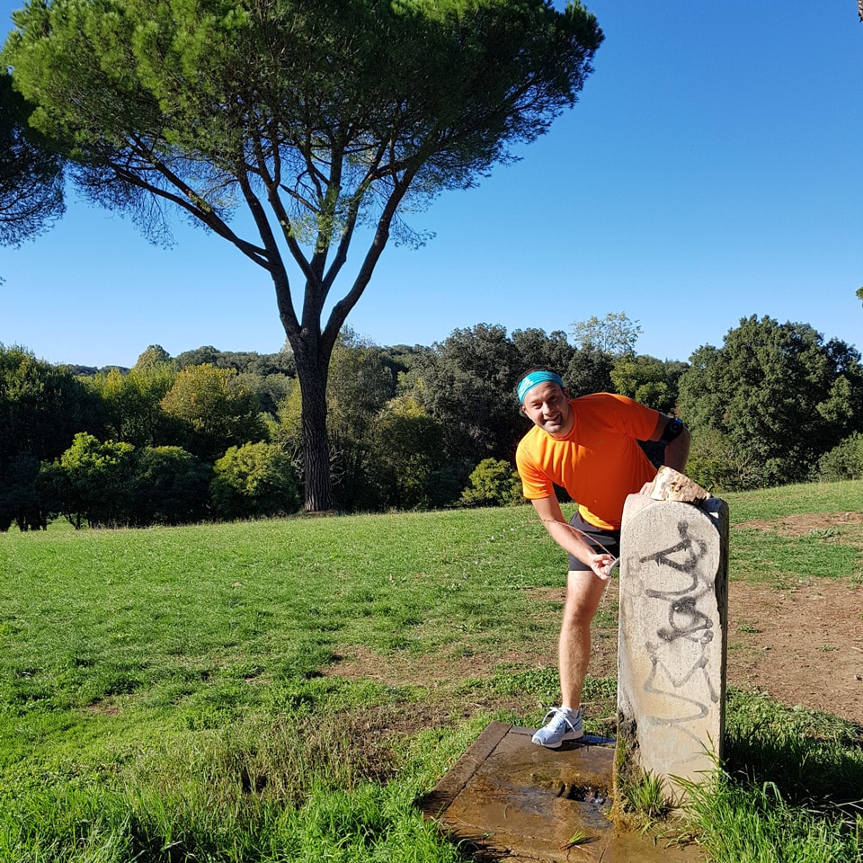 Artur Jakucewicz haciendo una parada en una fuente de agua potable durante una carrera de octubre en Villa Doria Pamphilj