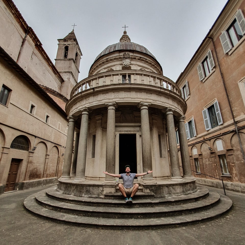 El autor Artur Jakucewicz sentado solo en los escalones del Tempietto de Bramante