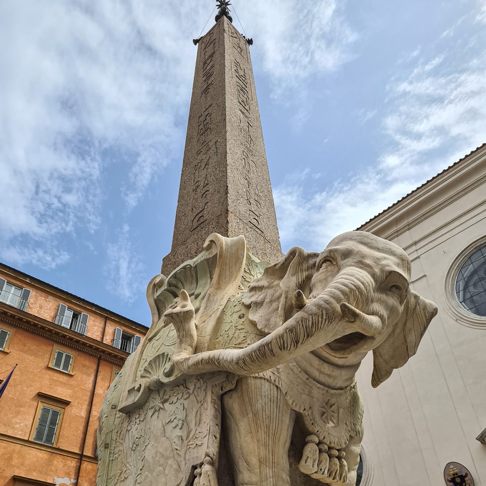 Elefante de Bernini sosteniendo el obelisco de la Minerva en Piazza della Minerva, Roma
