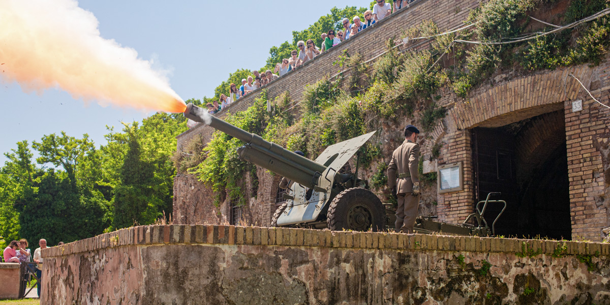 Cannone del Gianicolo disparando su salva diaria de fogueo debajo de Piazzale Garibaldi