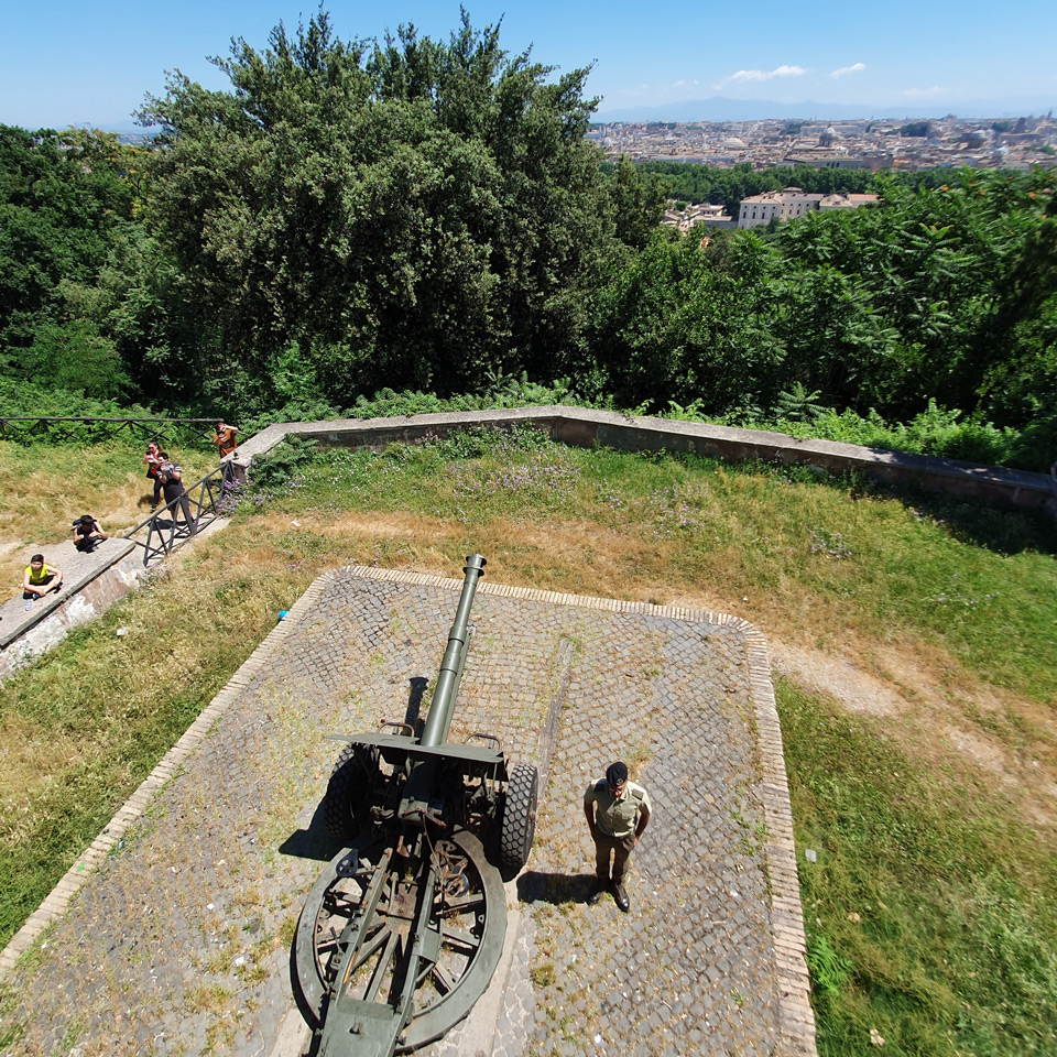 Vista desde el parapeto superior hacia Il Cannone del Gianicolo antes del disparo diario del mediodía