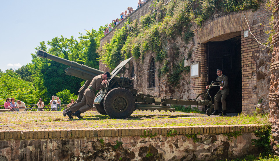 Soldados del Ejército italiano devolviendo el cañón del mediodía del Janículo a su casamata de ladrillo después del disparo