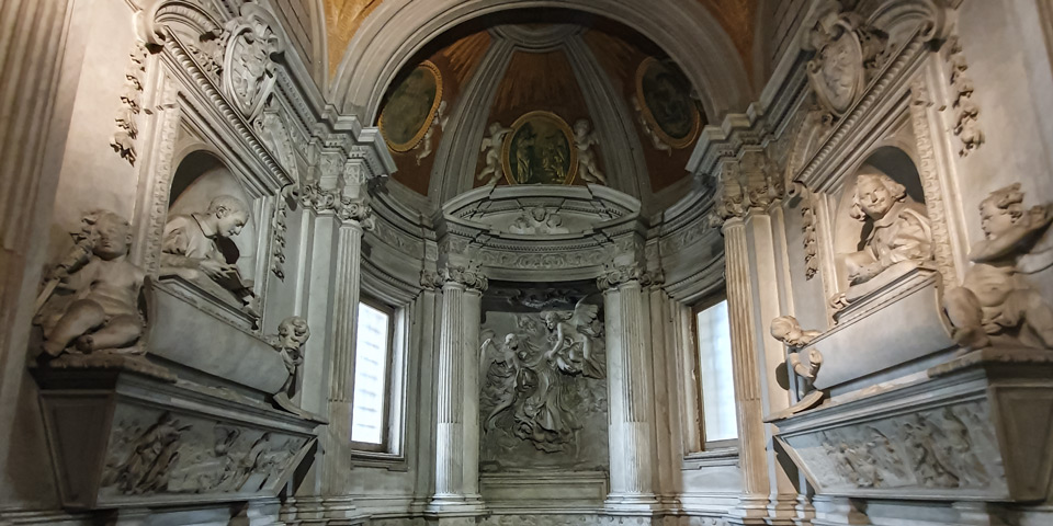 Interior de la capilla Raimondi diseñada por Gian Lorenzo Bernini