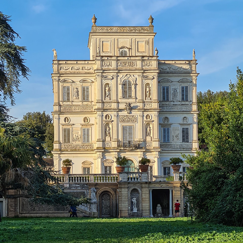 Fachada principal decorada del Casino del Bel Respiro en Villa Doria Pamphilj