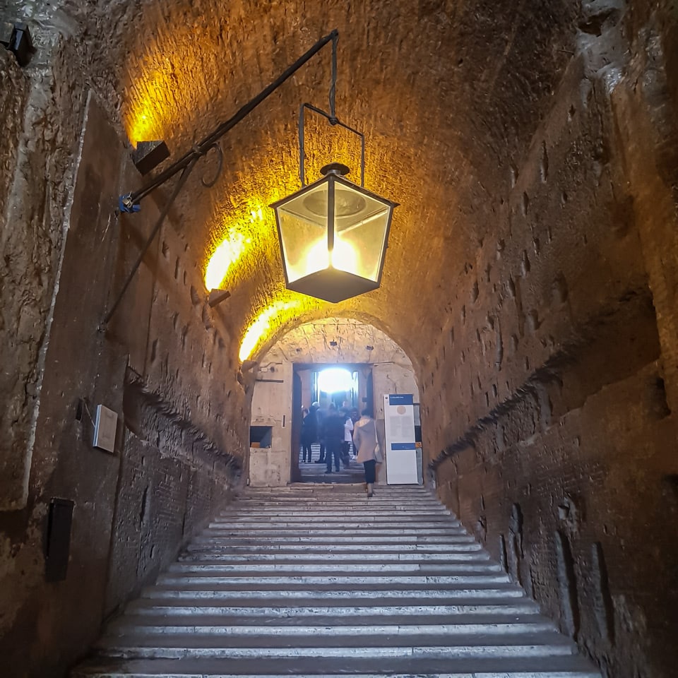 Antigua rampa en espiral del mausoleo de Adriano, con un farol colgante, en el interior del castillo de Sant’Angelo, Roma