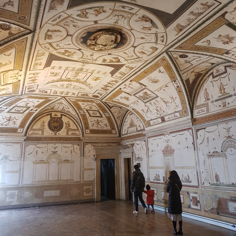 Salón de los aposentos papales con decoración de grutescos y techo abovedado en el interior del castillo de Sant’Angelo, Roma