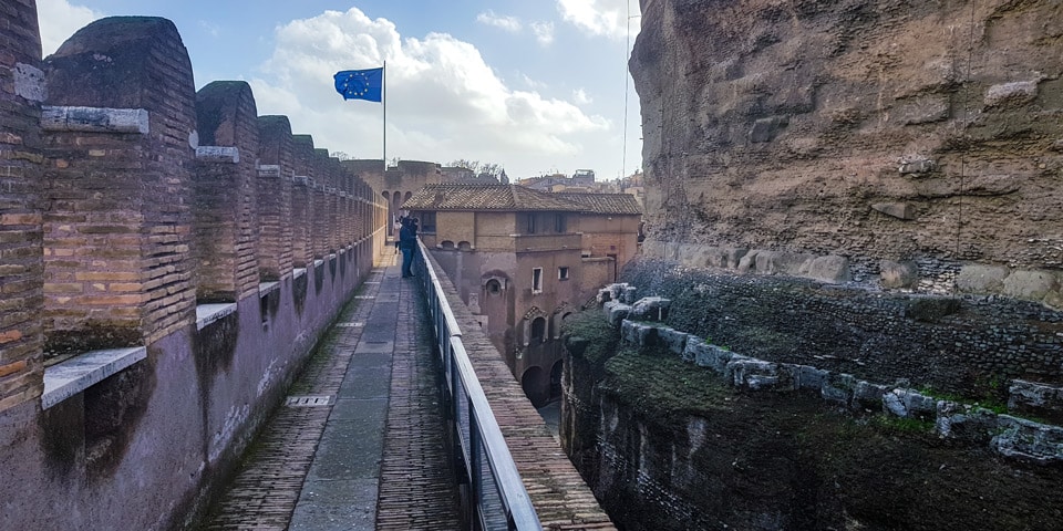 Pasarela defensiva del Passetto di Borgo sobre las murallas del castillo de Sant’Angelo, Roma