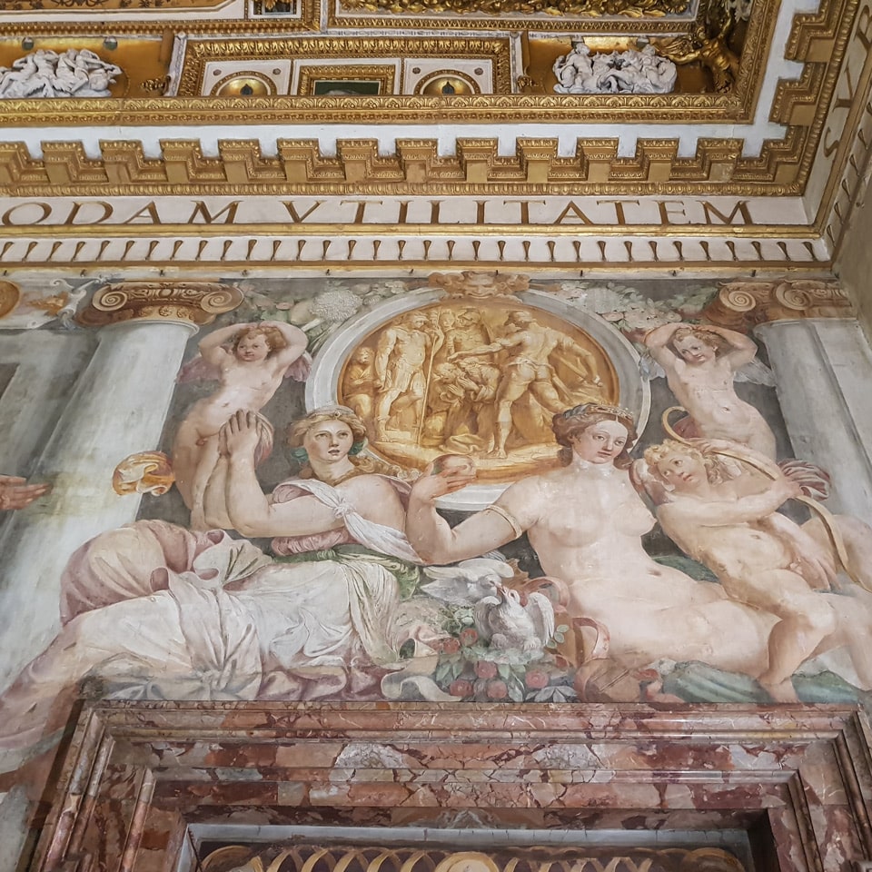 Detalle de un fresco de la Sala Paolina con figuras alegóricas y putti, castillo de Sant’Angelo, Roma