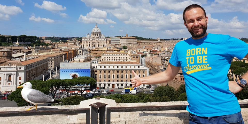 Artur Jakucewicz en la terraza del castillo de Sant’Angelo, con la basílica de San Pedro al fondo, Roma