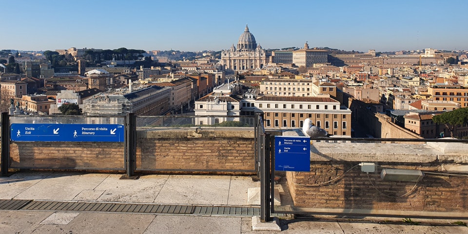 Vista de la cúpula de la basílica de San Pedro desde la terraza del castillo de Sant’Angelo, Roma