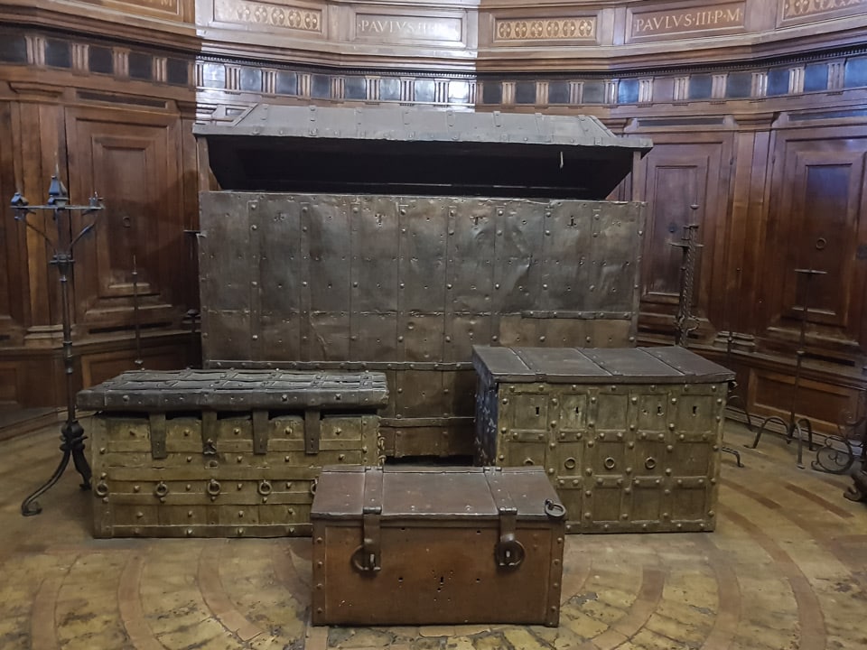 Sala del Tesoro con cofres reforzados con hierro donde los papas guardaban los bienes de la Iglesia, castillo de Sant’Angelo, Roma
