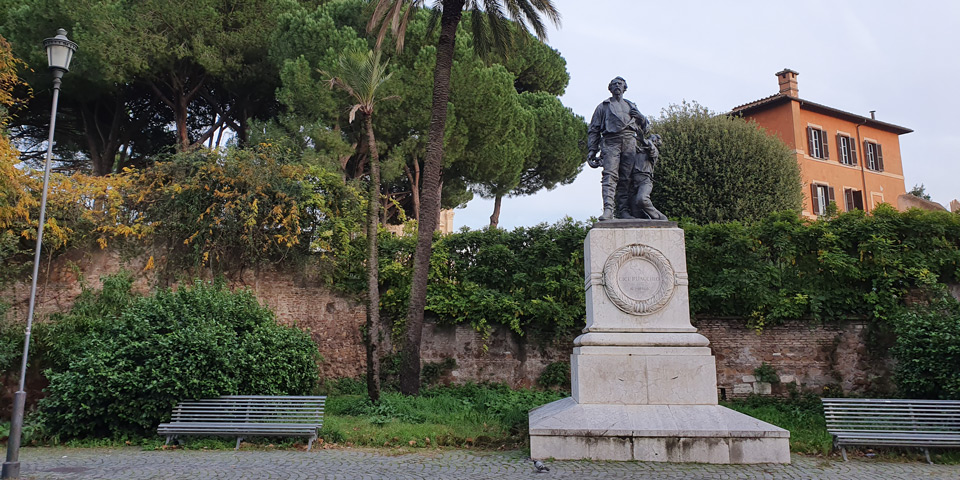 Monumento a Ciceruacchio, Angelo Brunetti y su hijo en el paseo del Janículo