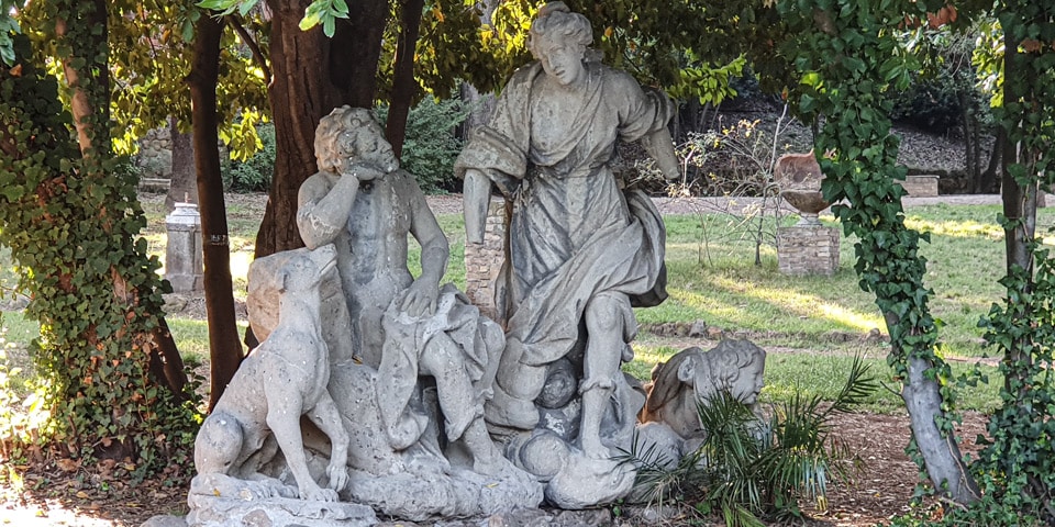 Diana, Endimión y un perro de caza en el grupo escultórico de arenisca de Villa Sciarra