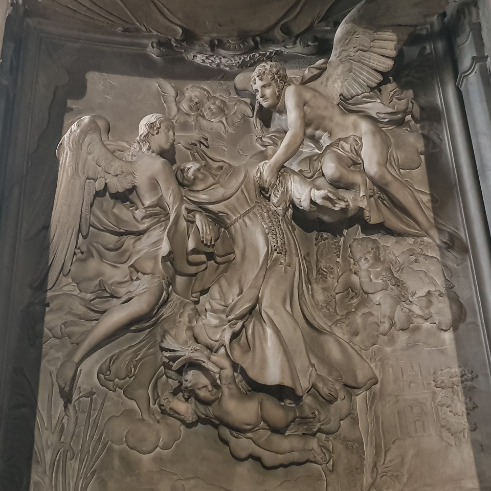 Relieve de mármol del Éxtasis de San Francisco de Francesco Baratta en la capilla Raimondi