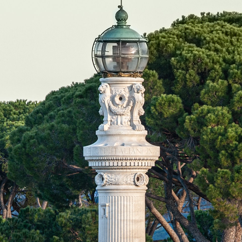 Linterna y cabezas de león talladas del Faro del Gianicolo en Roma