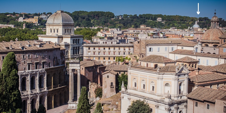 Faro del Gianicolo señalado con una flecha en el horizonte occidental visto desde la colina Capitolina de Roma
