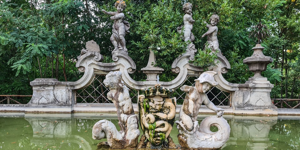 Putti, delfines y el biscione coronado de los Visconti en la Fontana dei Putti de Villa Sciarra