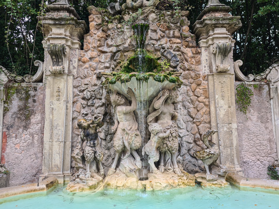 Sátiros y jóvenes sátiros sosteniendo una concha gigante en la Fontana dei Satiri de Villa Sciarra
