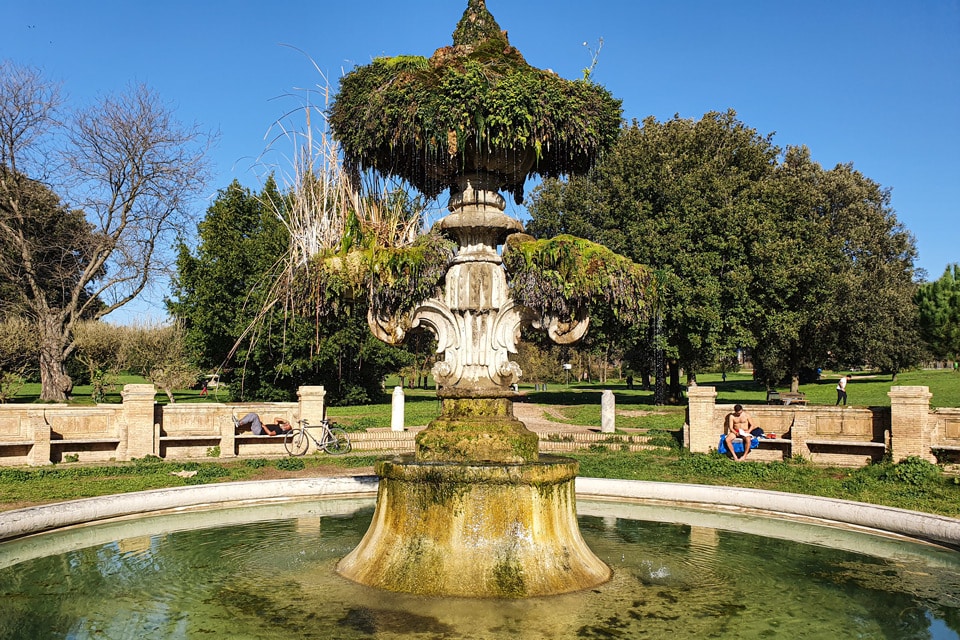 Fontana del Giglio en Villa Doria Pamphilj durante un día soleado de invierno