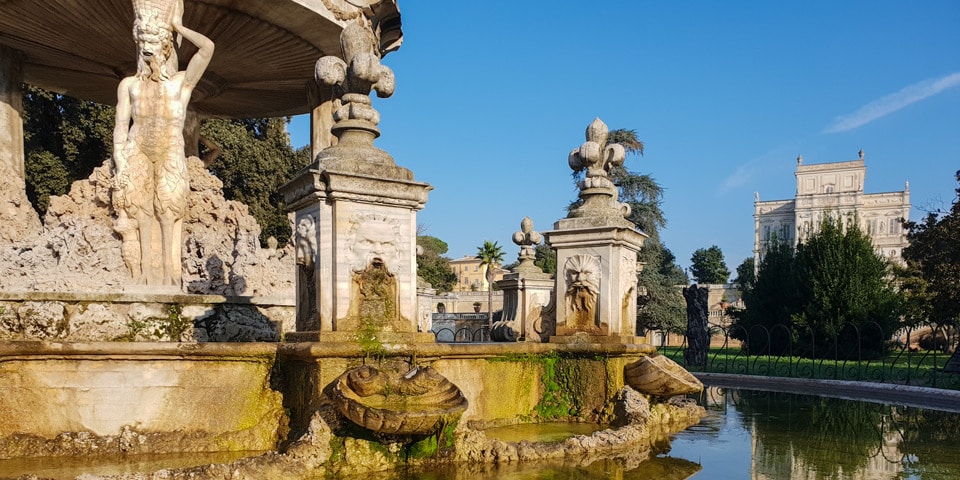Figuras, máscaras de agua y lirios de los Pamphilj que decoran la Fontana del Putto