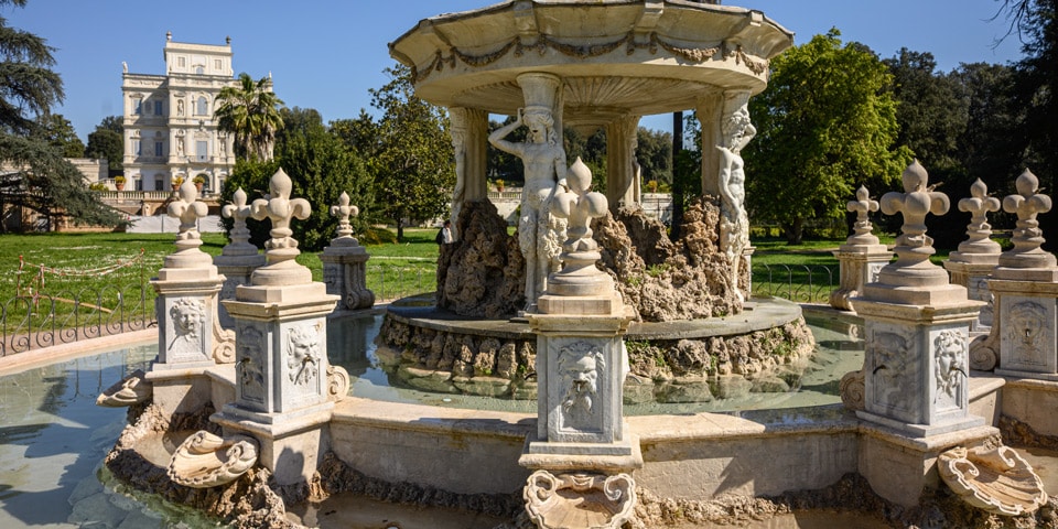 Fontana del Putto en el Giardino del Teatro con el Casino del Bel Respiro al fondo