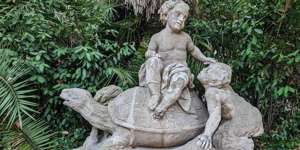 Putto sentado sobre una tortuga gigante mientras un joven fauno trepa a su lado en Villa Sciarra, Roma