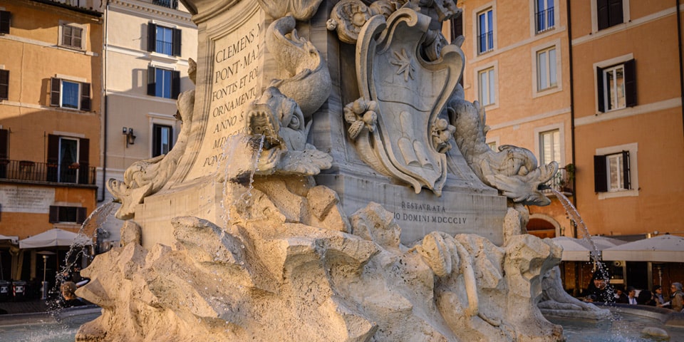 Inscripción en latín de Clemente XI en la fuente del Panteón, Roma