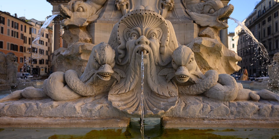 Detalle de los delfines fantásticos de la fuente del Panteón