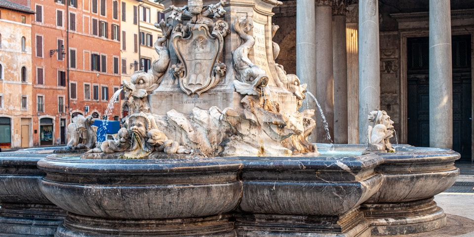 Pila de piedra de la fuente del Panteón en Piazza della Rotonda