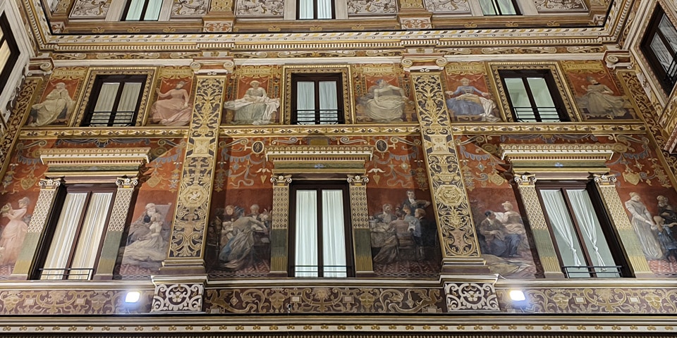 Frescos de Cellini con virtudes femeninas identificadas en latín sobre las ventanas de la Galleria Sciarra, Roma Frescos de Cellini con virtudes femeninas identificadas en latín sobre las ventanas de la Galleria Sciarra, Roma