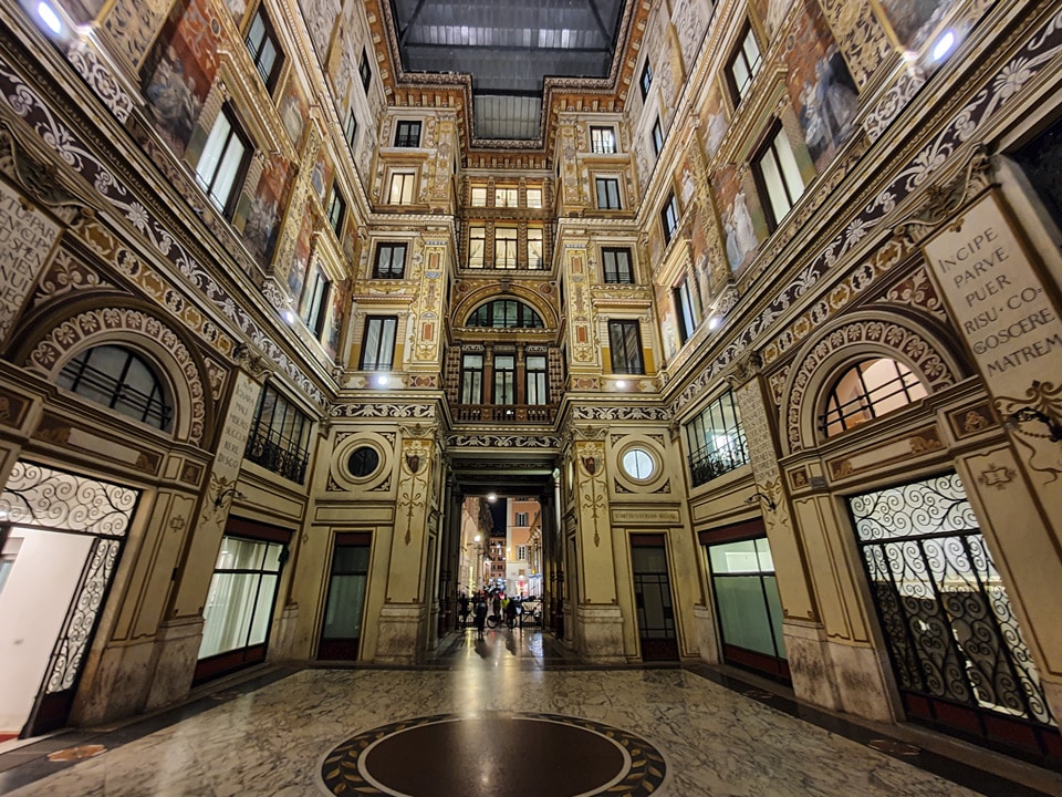 Inscripción latina Incipe parve puer, procedente de las Églogas de Virgilio, en un pilar de la Galleria Sciarra, Roma