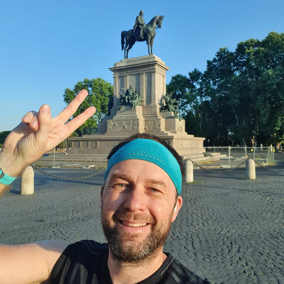 Artur Jakucewicz frente al monumento a Giuseppe Garibaldi en la colina del Janículo al amanecer, Roma